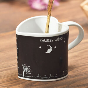 Magický hrnček srdce Guess who loves you – tip na darček