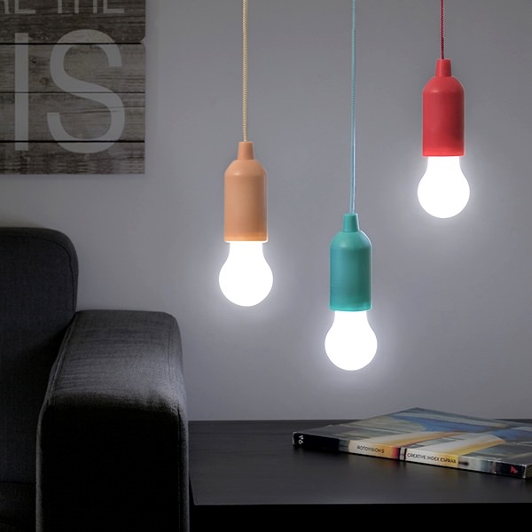 Prenosná LED žiarovka so šnúrkou – tip na darček