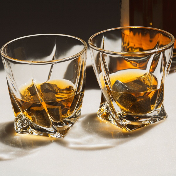 Sada 2 skrútených pohárov na whisky s chladiacimi kamennými kockami – tip na darček