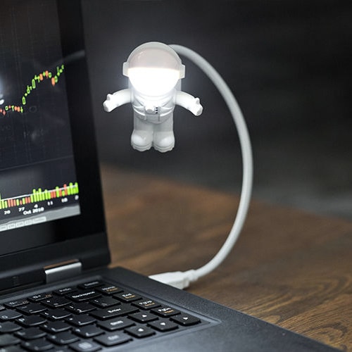 USB lampa astronaut – tip na darček